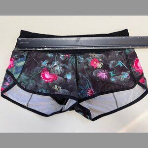 Lululemon Speed Up Shorts 2.5" Size 6 Dark Floral Pattern